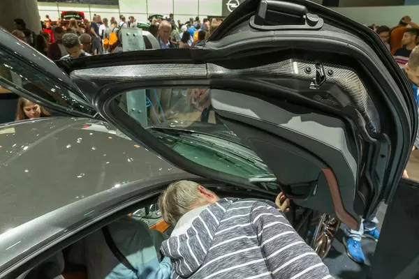 Autoliebhaber und IAA-Messebesucher betrachten die Flügeltüren des  BMW i8 Hybridwagen Ultimate Sophisto Edition