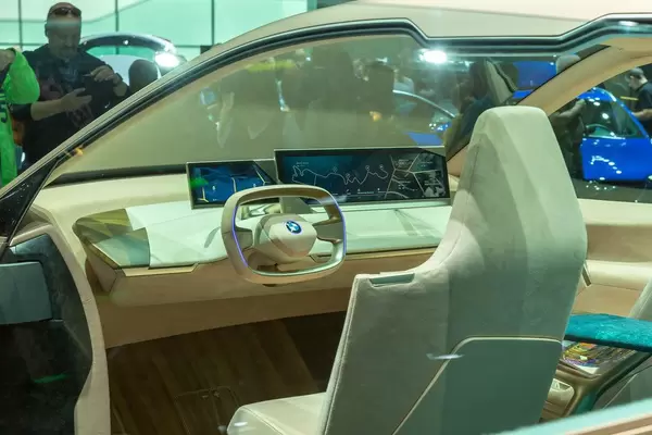 Autonomes Fahren im Elektroauto: Designer-Fahrersitz und Sitzbezüge mit Sensorfelder im Innenraum des E-BMW Vision iNext