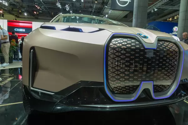 Autonomes Fahren mit dem BMW Vision iNext, mit  Kameras und Sensoren hinter der beleuchteten "Niere"