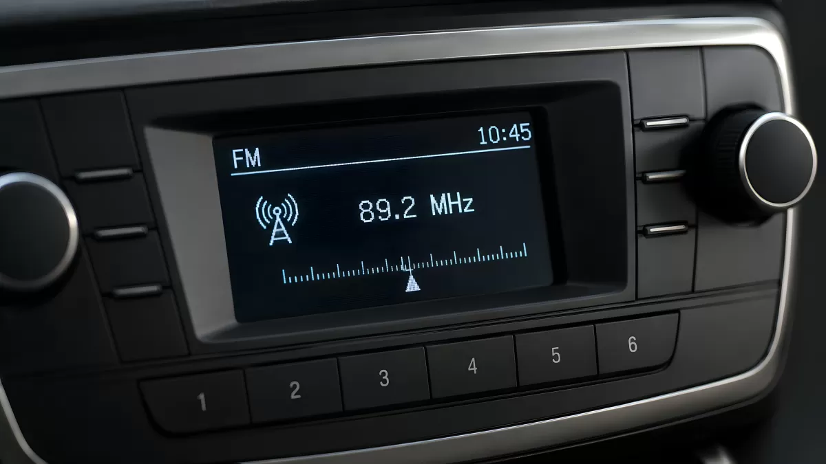 Autoradio-Display zeigt FM-Sender auf 89,2 MHz