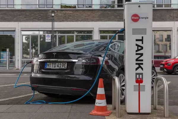 Autostrom für Elektroautos: Tesla Model S 90D an einer RheinEnergie Tanke - Ladesäule für Elektroautos vor den Kölner Verkehrsbetrieben KVB