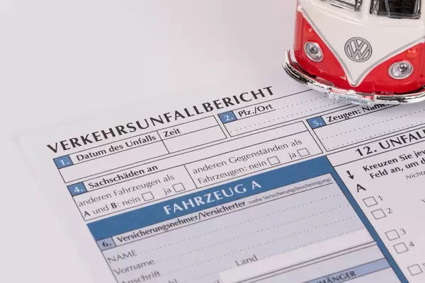 Autounfall-Schadensbericht mit Oldtimer-Spielzeugauto
