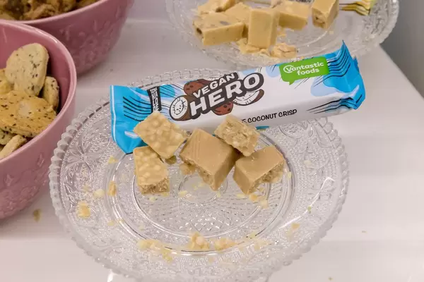 AVE - Vegan Hero Coconut Crisp Kokosnuss Knusperriegel als Proben auf einem Glasteller