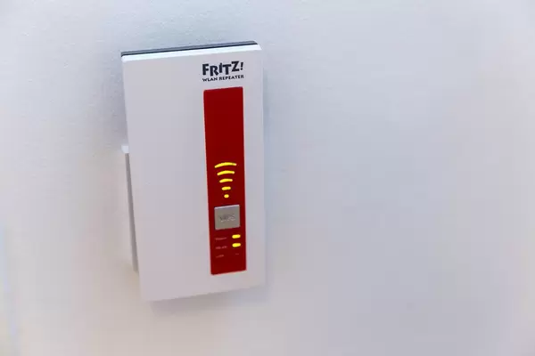 AVM FRITZ! WLAN Repeater 1750E für die Steckdose, erhöht die Reichweite des WLAN-Netzes