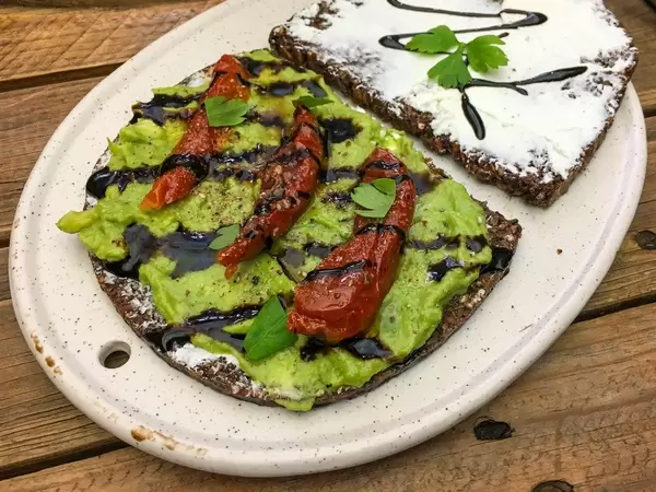 Avocado-Brot mit getrockneten Tomaten