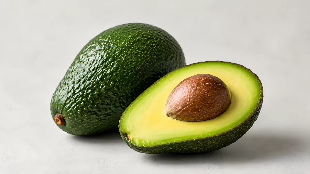 Avocado halbiert mit Kern auf hellem Hintergrund
