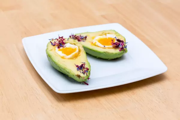 Avocado mit gekochtem Ei und Kräutern