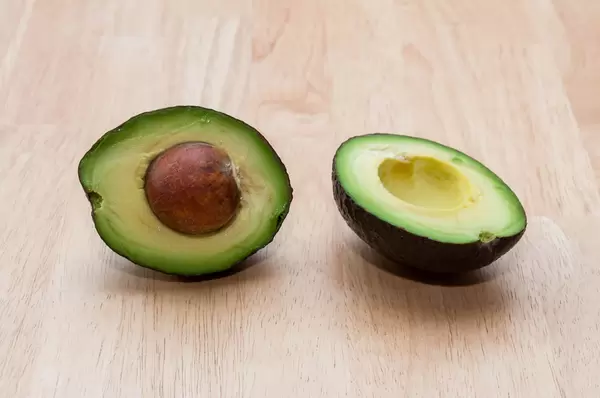 Avocado mit Kern