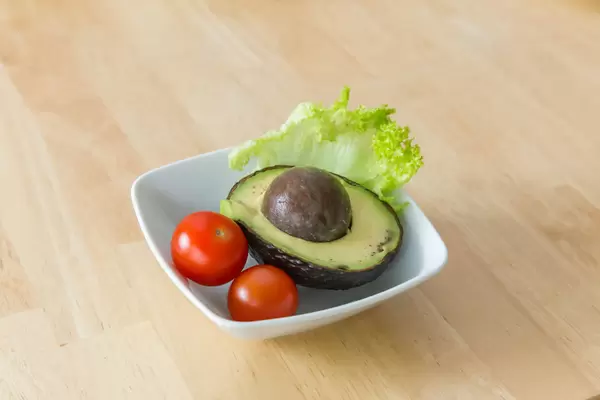 Avocado mit Tomaten
