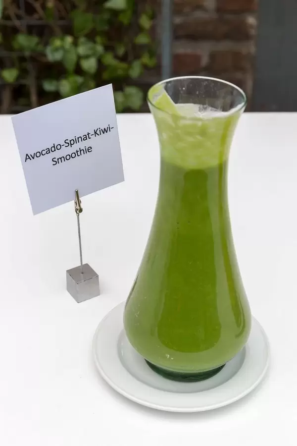 Avocado-Spinat-Kiwi-Smoothie in einer stilvollen Karaffe