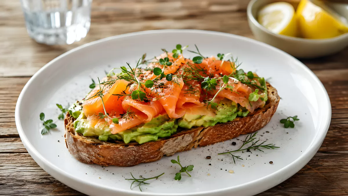 Avocado-Toast mit Räucherlachs und Microgreens