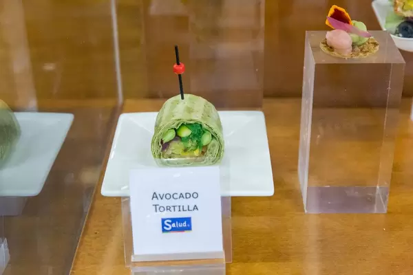 Avocado Tortilla ausgestellt auf einem Teller