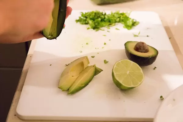 Avocado und Limette auf einem Schneidebrett