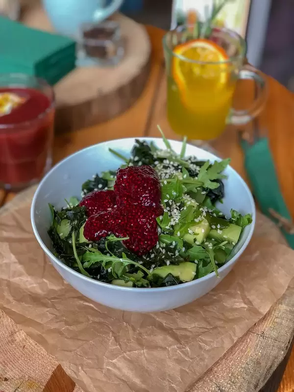 Avocado, wakame, kiwi, arugula, honey, sesame oil, sushi sauce, chia caviar