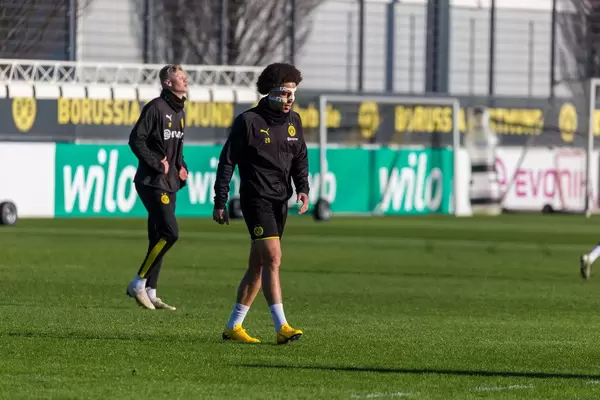 Axel Witsel im Einsatz beim öffentlichen BVB Training mit einer Gesichtsmaske wegen einer Nasenverletzung