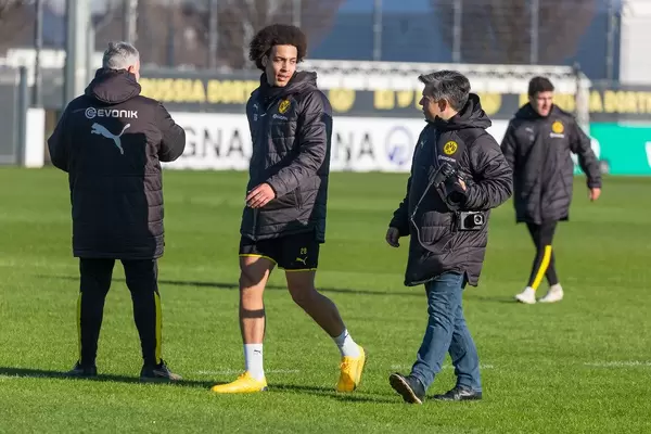 Axel Witsel unterhält sich mit dem offiziellen Fotografen beim öffentlichen BVB-Training