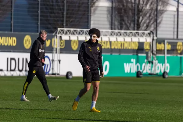 Axel Witsel wears a protective mask as he trains with BVB after a break due to a nose injury in December