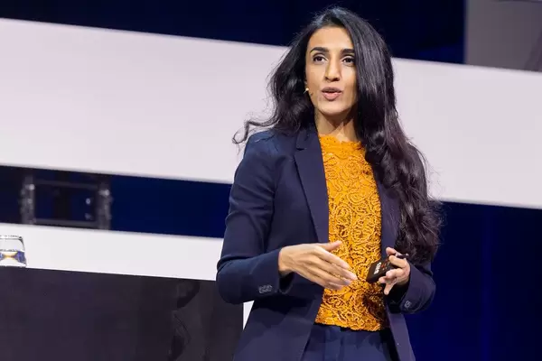 Ayesha Khanna, Co-founder und CEO von AddoAI auf der Bühne - Keynote