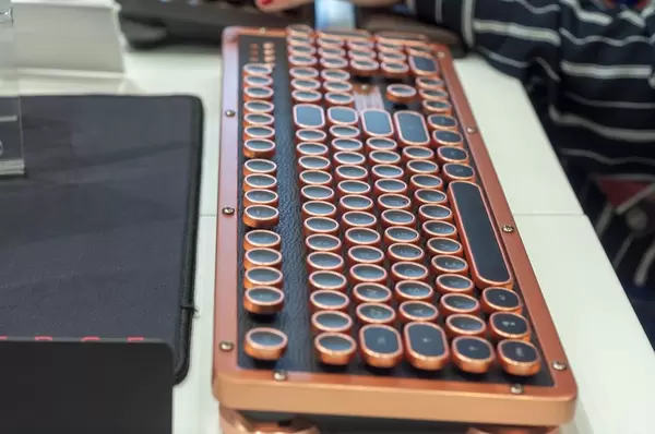 AZIO Retro Classic Schwarz/Kupfer