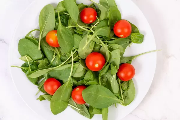 Baby Spinach wirh Cherry Tomato on the plate (Flip 2019)