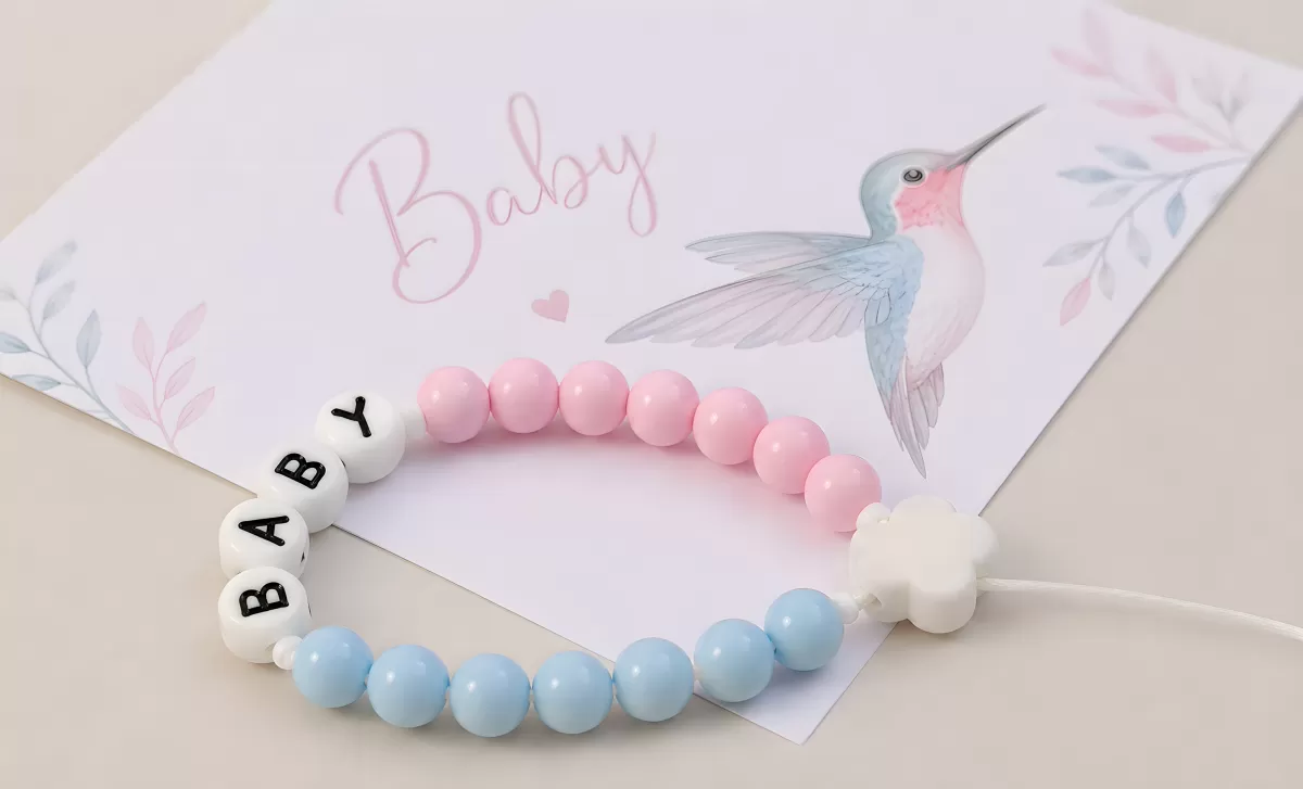 Babyarmband mit rosa und blauen Perlen zur Babyparty