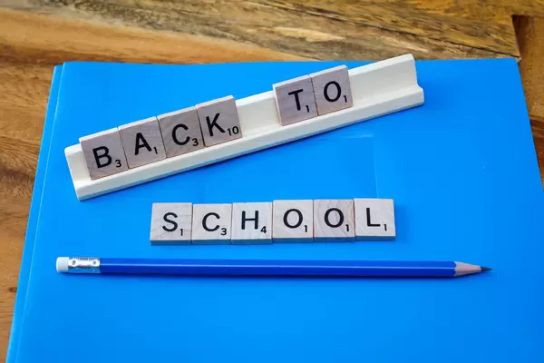 Back to school geschrieben mit Scrabble Buchstaben. Schulanfang