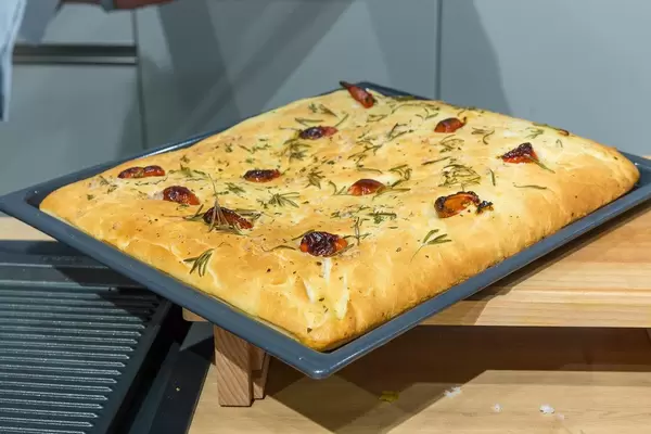 Backen mit Miele: Live-Kochshow auf der IFA in Berlin -  Focaccia - ligurisches Fladenbrot mit Kräutern auf einem Backblech