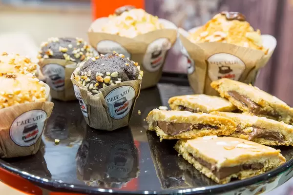 Backen mit Nutella: zwei Muffinsorten und Gebäck mit Nutella-Füllung und Glasur