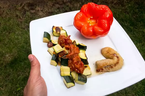 Backofenbanane mit Gemüse, Paprika und Nüssen