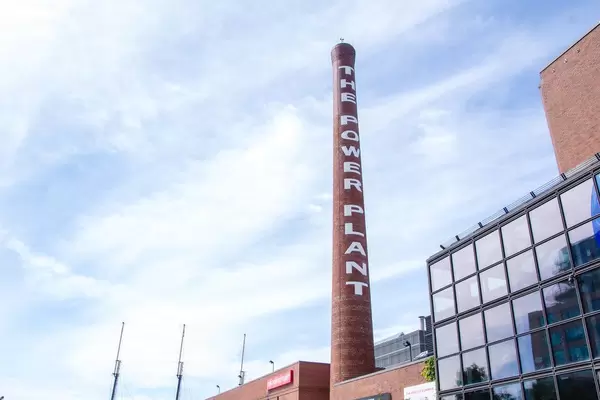 Backstein-Schornstein mit der Aufschrift "The Power Plant"