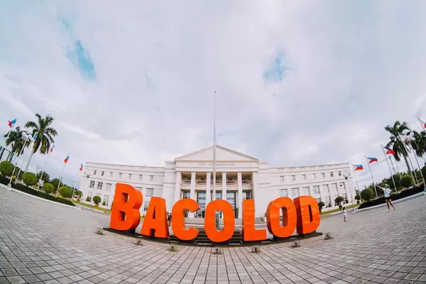 Bacolod in orangefarbener Schrift vor dem Regierungsgebäude in Bacolod City