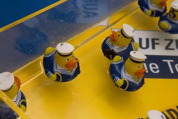 Badeenten im Matrosen-Stil, boot Düsseldorf 2017