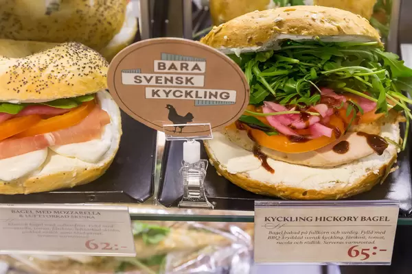 Bagels mit Lachs, Gemüse, Rucola, Truthahn und BBQ-Soße