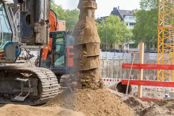 Bagger arbeitet auf dem Rudolfplatz in Köln