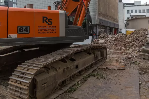 Bagger und Bauschutt am Rudolfplatz Köln