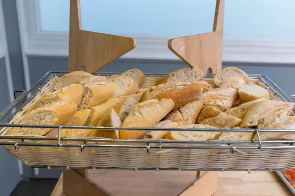 Baguette-Scheiben in einem Brotkorb