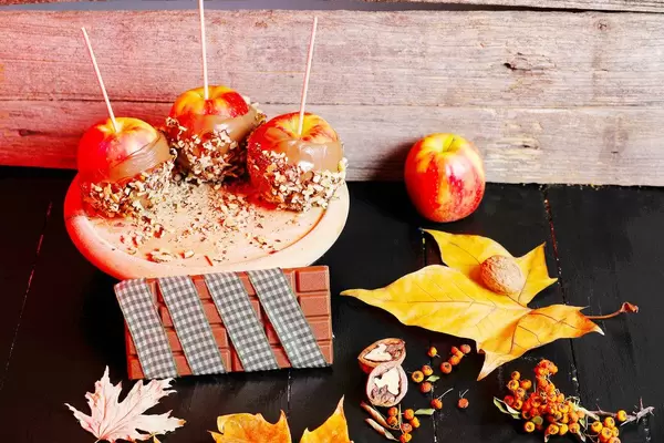 Baked apples with nuts and chocolate (Flip 2019)