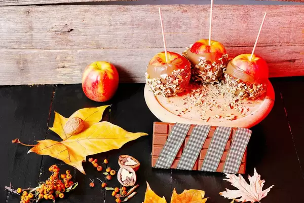 Baked apples with nuts and chocolate