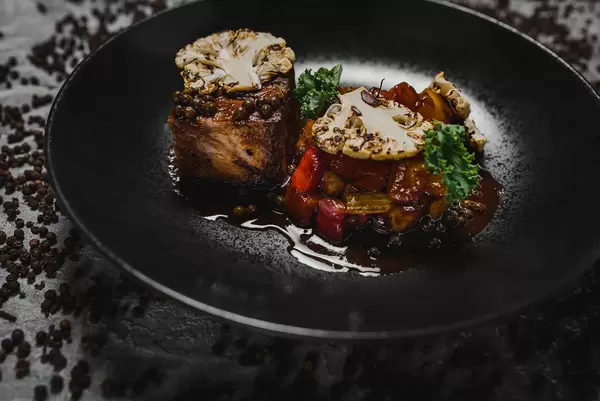 Baked Cauliflower With Juicy Stake And Veggies,Capper Sauce Macro