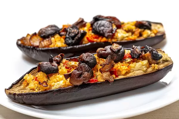 Baked eggplant halves with mushrooms, vegetables and couscous (Flip 2019)