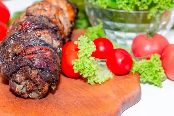 Baked meat with tomatoes and lettuce