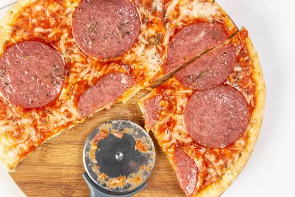 Baked Pizza with Sausage and round cutting knife (Flip 2019)
