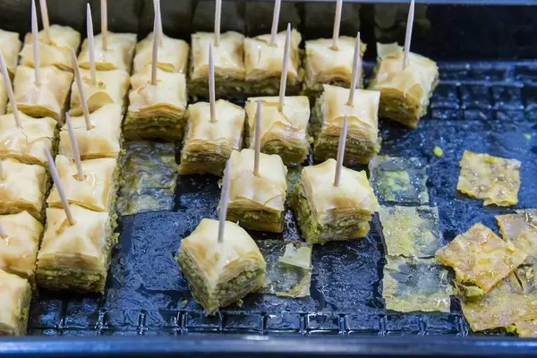 Baklava: türkische Spezialität mit Blätterteig und Pistazien