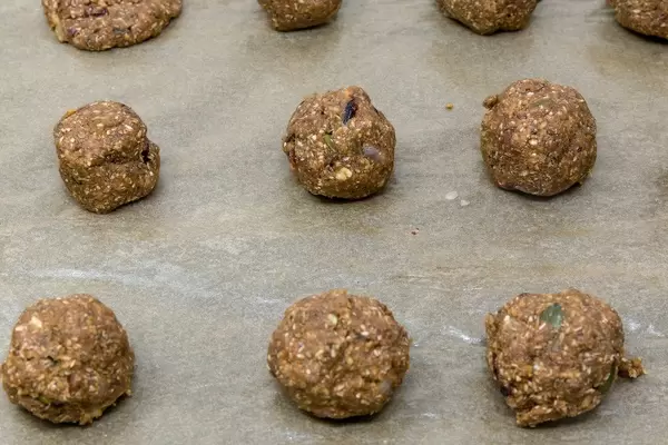 Bällchen aus Glow Makers Keks Teig auf Backpapier