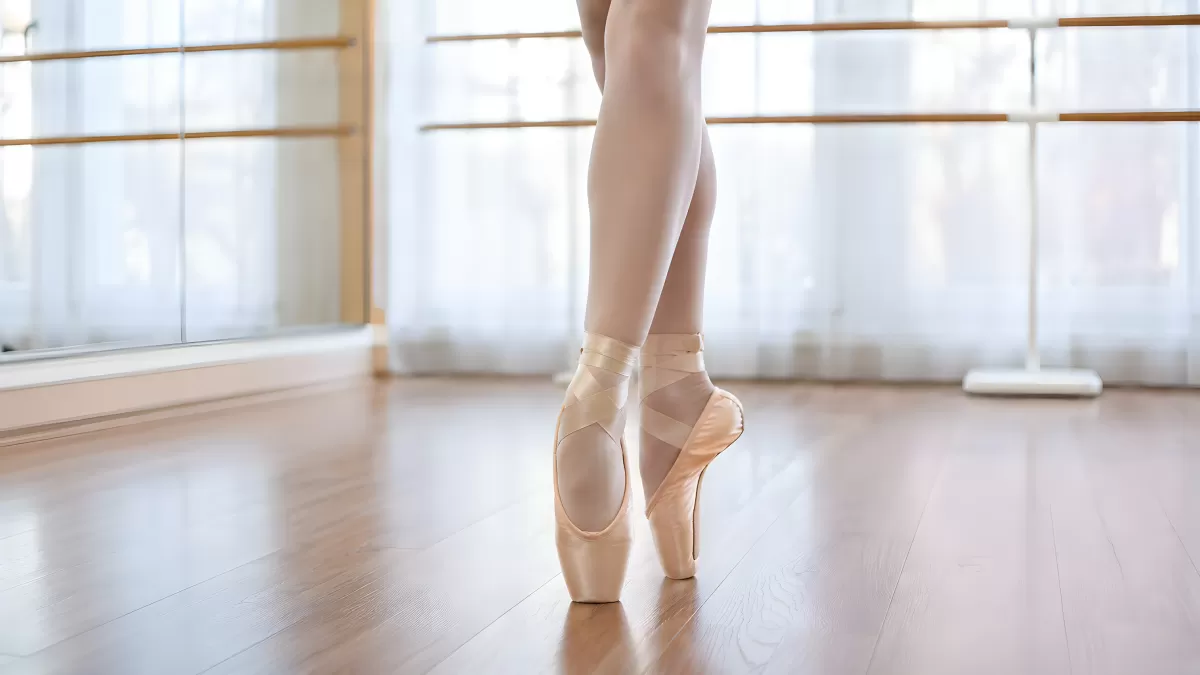Ballerina auf Spitzenschuhen im Tanzstudio