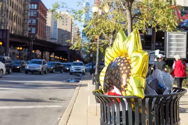 Ballon in der Mülltonne