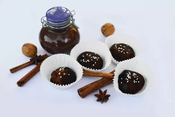 Balls of peanut butter with cinnamon