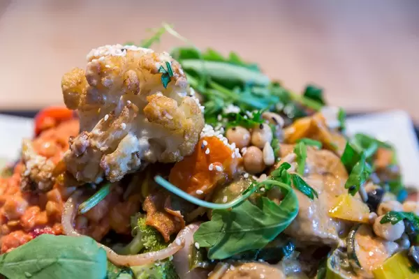 Bambussprossen, Champignings, Salat, Paprika und vieles mehr kombiniert bei Sattgrün