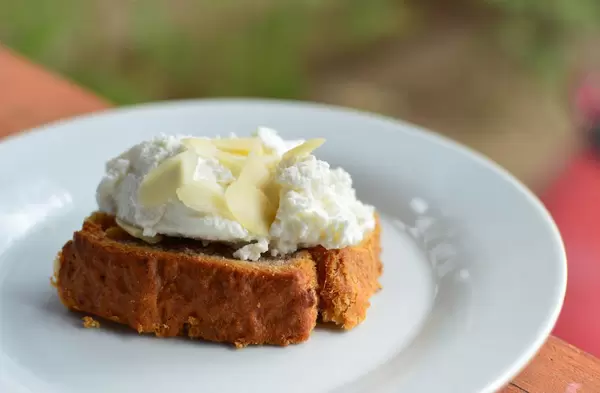 Banana bread with ricotta cheese