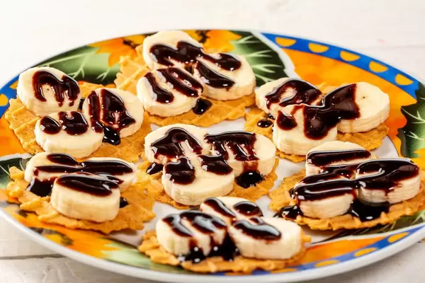 Bananen-Waffel mit Schokosoße auf einem Teller